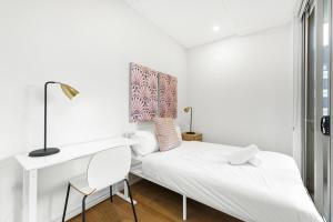 Next To Station 3 Min Walk to Shops 2 Cars