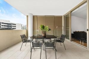 Next To Station 3 Min Walk to Shops 2 Cars