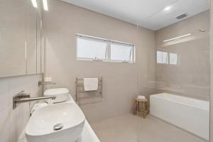 Sandy Toes - Walk to Beach, Pet Friendly, Stylish