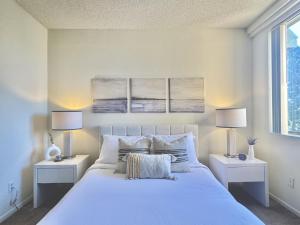 SPECIAL OFFER - Modern Apartment in La Jolla UTC - Close to Beaches, Shopping, Dining, UCSD