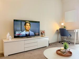 SPECIAL OFFER - Modern Apartment in La Jolla UTC - Close to Beaches, Shopping, Dining, UCSD