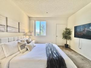 SPECIAL OFFER - Modern Apartment in La Jolla UTC - Close to Beaches, Shopping, Dining, UCSD
