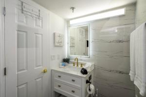 Studio with Private Terrace and Volcano Bay View Near Epic Universe