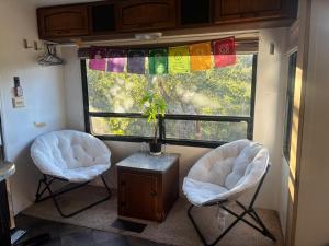 Comfortable Guest RV With EV charger Semi Rural Area
