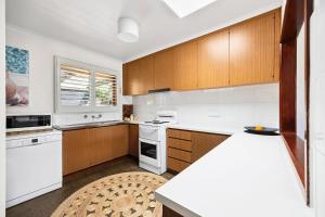 Coastal Comfort - Peaceful 2BR stay in old Torquay