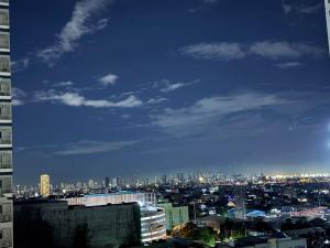 Staycation big room sm north grass residences 2 bed