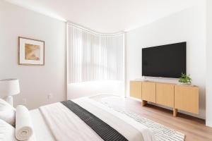 Modern 1BR Retreat in Marina del Rey - Pool, Hot Tub & Gym, Sauna