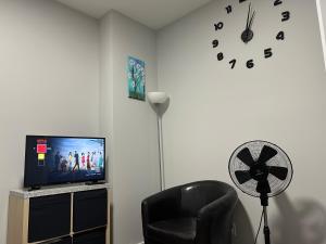 1BR suite, 20 minutes from the airport, with a kitchen