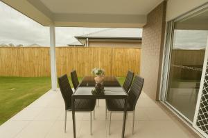 Brand New 5 Bedroom Park Ridge Family Home, Fast WIFI, Secure Parking