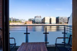 Chic 2-Bed Flat with River Liffey Views - 12 Mins to Grand Canal Dock Station