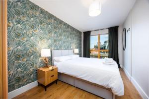 Chic 2-Bed Flat with River Liffey Views - 12 Mins to Grand Canal Dock Station