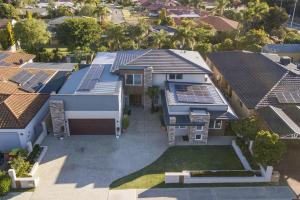 4 Magical Majestic Home Sleeps 8 HUGE backyard