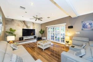 4 Magical Majestic Home Sleeps 8 HUGE backyard