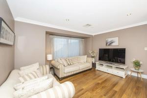 4 Magical Majestic Home Sleeps 8 HUGE backyard