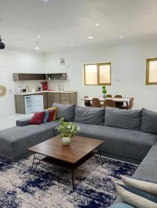 شقة مفروشه ومريحة وقريبه من المناطق السياحية عوائل فقط