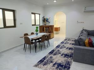 شقة مفروشه ومريحة وقريبه من المناطق السياحية عوائل فقط