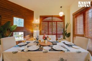 StayVista Residences at Moets Palm with BBQ, Bonfire & Theatre