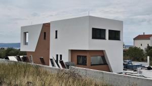 Villa 60 Degrees with heated pool and basketball court