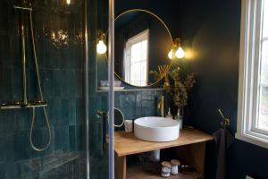 Cozy Swedish house by lake