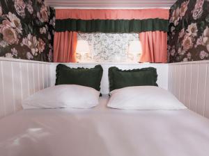 Mona Glamping Caravan Suites