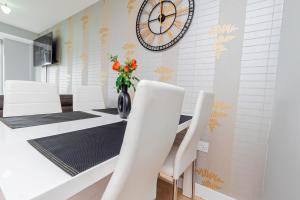 Modern Comfort 2-Bed, 2-Bath with Lift Access