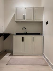 غرفة وصالة بسطح خاص قريب للبوليفارد