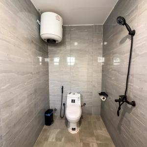 غرفة وصالة بسطح خاص قريب للبوليفارد