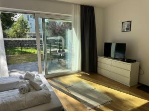 Modern City Apartment with private Garden