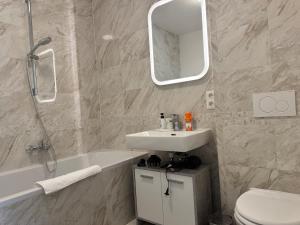 Modern City Apartment with private Garden