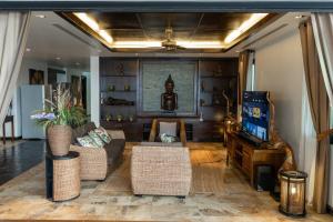 Beautiful Patong Sea View 6 Bedroom Thai Luxury Villa Near Bar Street, Jungceylon