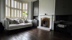 Modern Flat in Clapham North, London