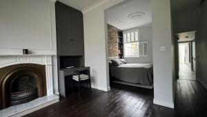 Modern Flat in Clapham North, London