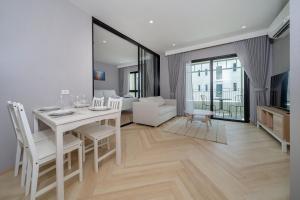 Apartments 15 minutes walk from Bangtao Beach with a cinema