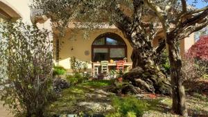 A casa di Jolanda guesthouse - near historic Venice center with private parking, garden and 5 min drive to motorways A57 and A4