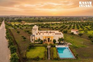 StayVista at Casa Shwika with Pool and Lawn