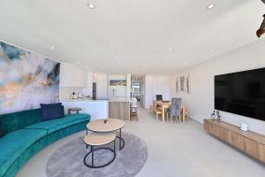 Modern 2 Bedroom Apartment - Dolphin Beach