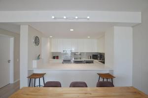 Large Modern 1 Bedroom Apartment at Dolphin Beach