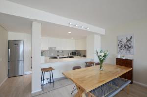 Large Modern 1 Bedroom Apartment at Dolphin Beach