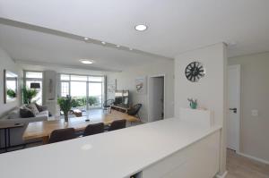 Large Modern 1 Bedroom Apartment at Dolphin Beach