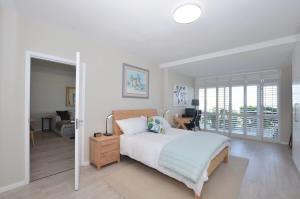 Large Modern 1 Bedroom Apartment at Dolphin Beach