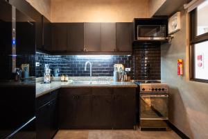 Boutique one-bedroom apartment near airport, business hubs