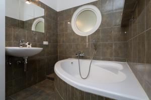 Heart of Old Town Charles Bridge Wenceslas Square Spacious 3-Bedroom Apartment