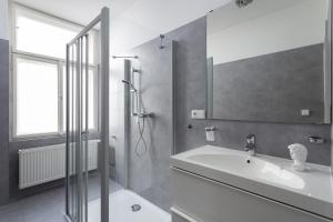 Heart of Old Town Charles Bridge Wenceslas Square Spacious 3-Bedroom Apartment