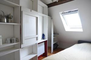 Studio with a view of the Eiffel Tower top