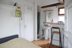 Studio with a view of the Eiffel Tower top