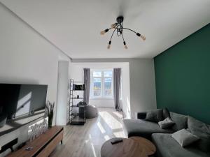 Стильна нова квартира з видом на гори та вітряки