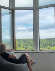 Стильна нова квартира з видом на гори та вітряки