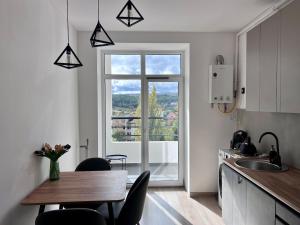 Стильна нова квартира з видом на гори та вітряки