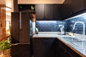 Boutique one-bedroom apartment near airport, business hubs