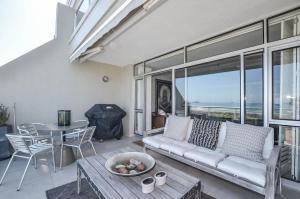 Stylish Apartment with Ocean Views - Dolphin Beach